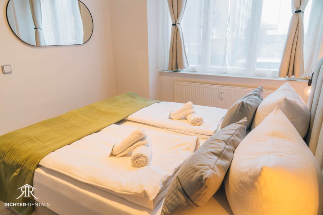 Gemütliches Schlafzimmer mit King-Size-Doppelbett 180x200 für erholsame Nächte