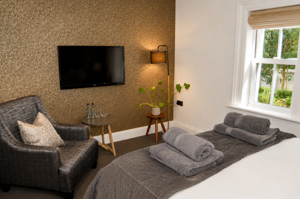 Master bed 1 tv wall