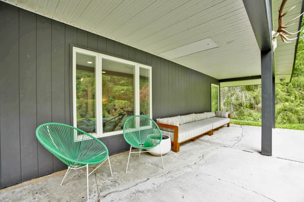 Lots of outdoor seating. 