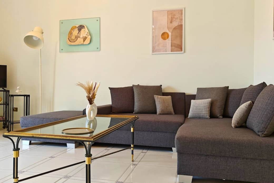 Living in stile vintage anni ’80 con ampie finestre, arredi raffinati e balcone. Divano letto doppio per ospiti aggiuntivi, ideale per famiglie e coppie.