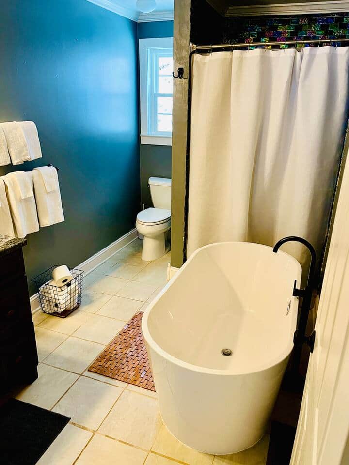 Soak up in the gargantuan bathtub and melt your worries away. Soak up in the gargantuan bathtub and melt your worries away.