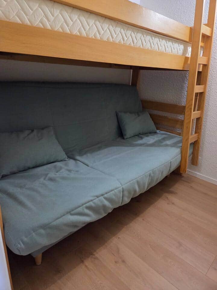 Clic-clac de dimension 140 * 190 cm (2 personnes) 
Et lit en mezzanine 90 * 190 cm (1 personnes)