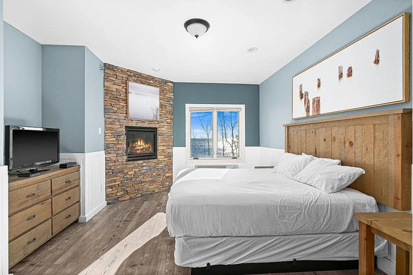 Relax in style—plush king bed & water vista Relax in style—plush king bed & water vista