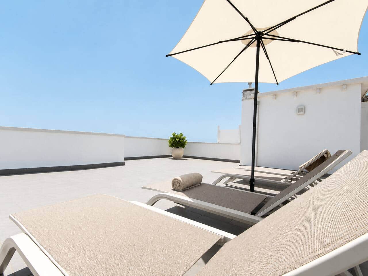 Terrasse privée avec transats et vue sur l’océan à AZ Rentals