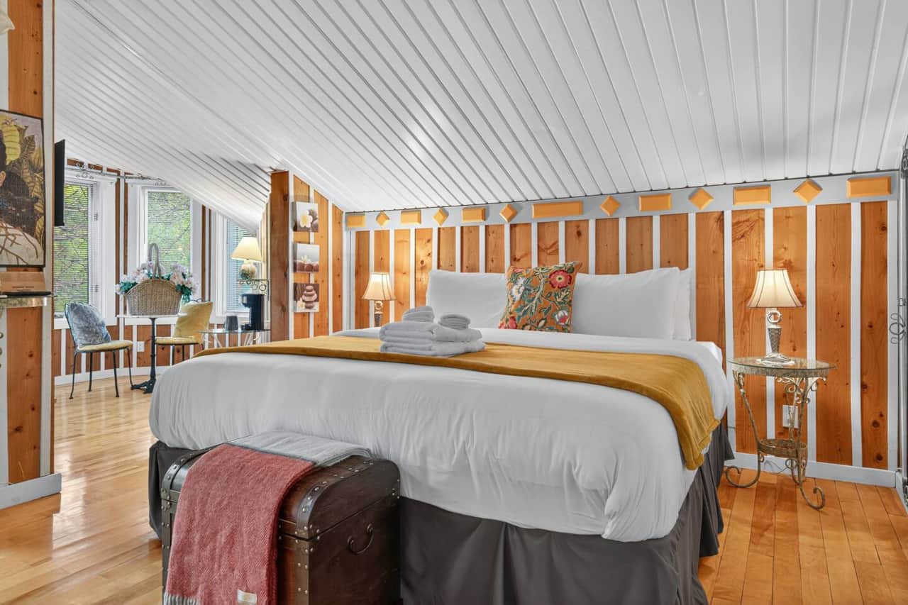 Bedroom (King bed)