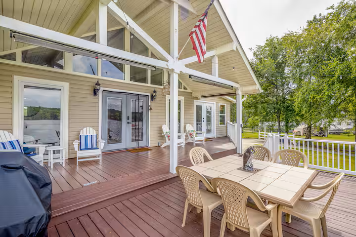 Large Porch to spread out