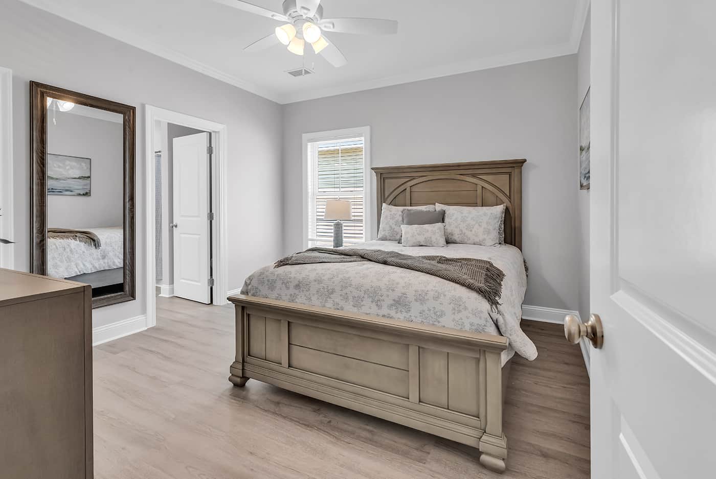 Queen bedroom with Jack-and-Jill bathroom