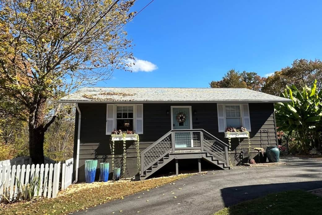 Entrance of Mountain View Cottage. Entrance of Mountain View Cottage.