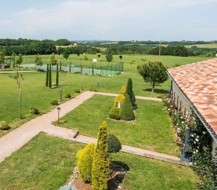 Vue sur terrain de tennis