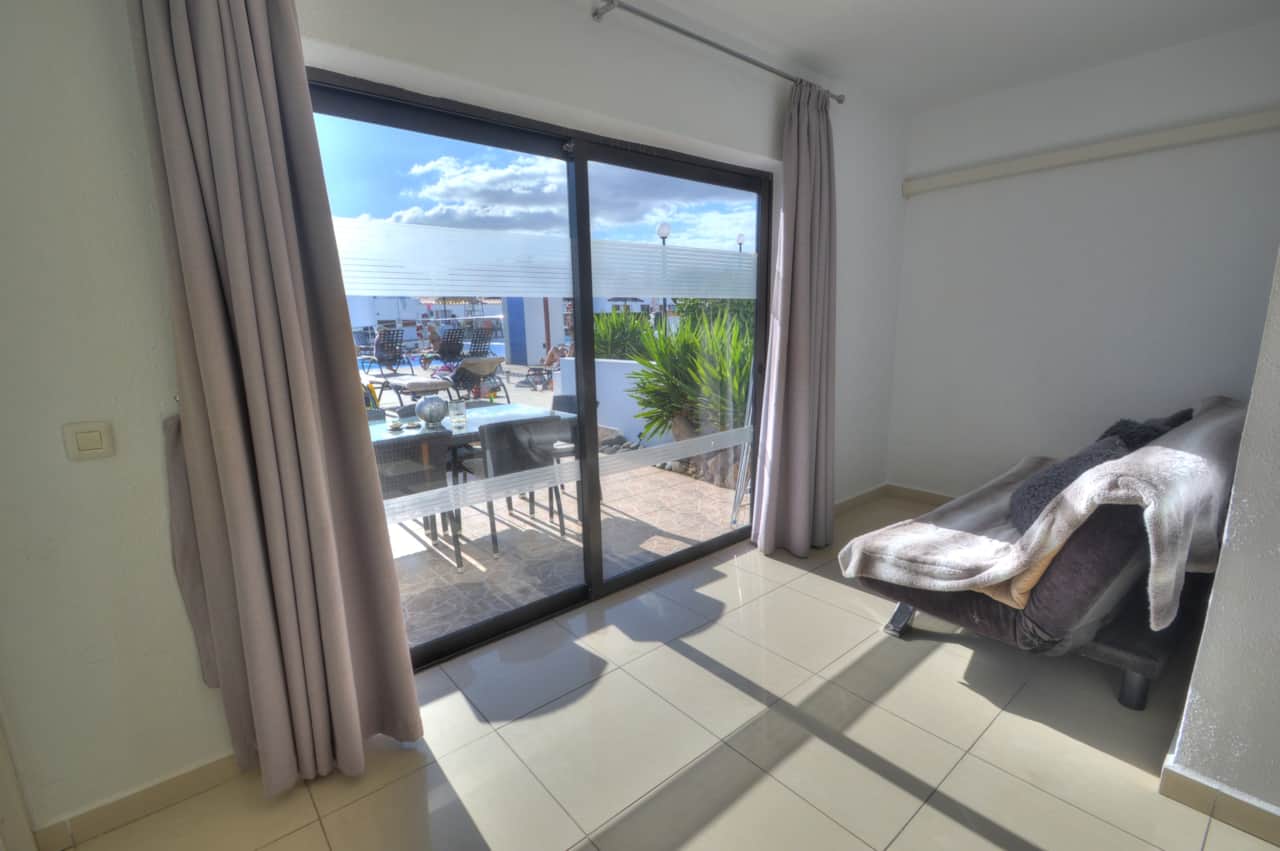 Puerta de patio con sofá cama