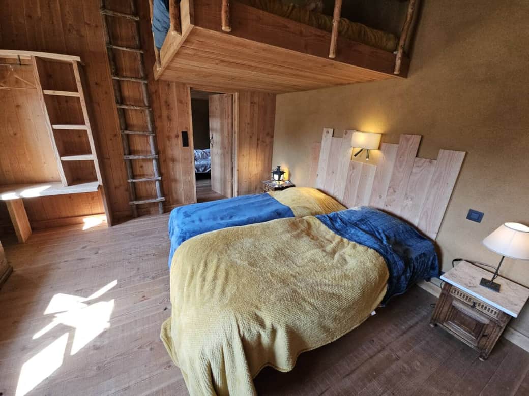 Chambre 1: 2 lits simples, mezzannine, étagère, penderie