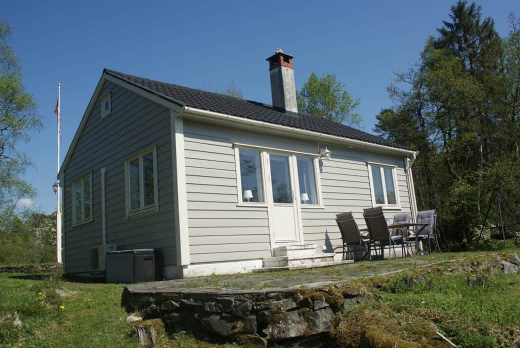 Cosy and charming cottage with nature property and nice view to private marina.