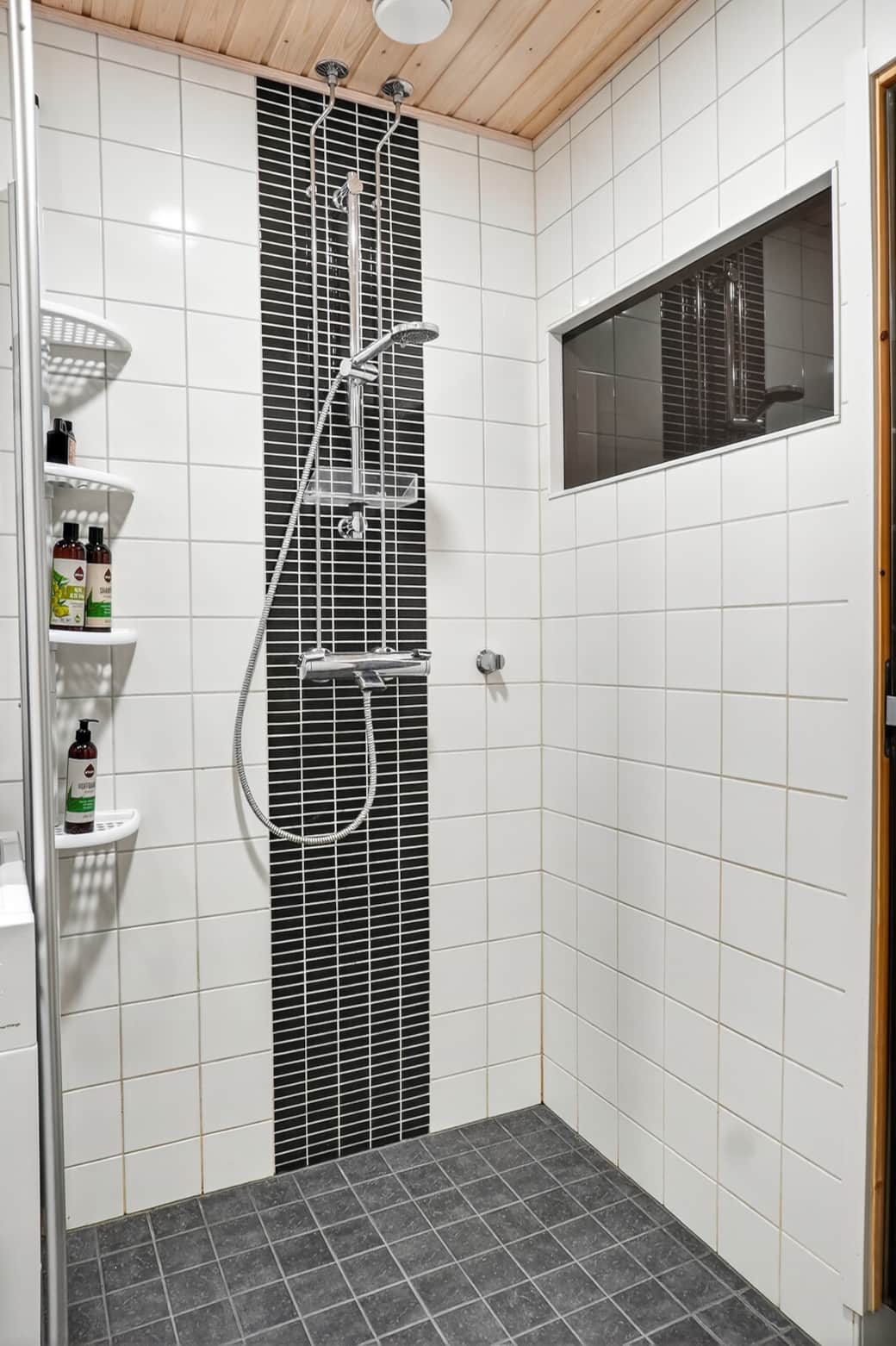 Suihkutila. Suihkusta löytyy shampoo, hoitoaine ja suihkusaippua. Suihkutila. Suihkusta löytyy shampoo, hoitoaine ja suihkusaippua.