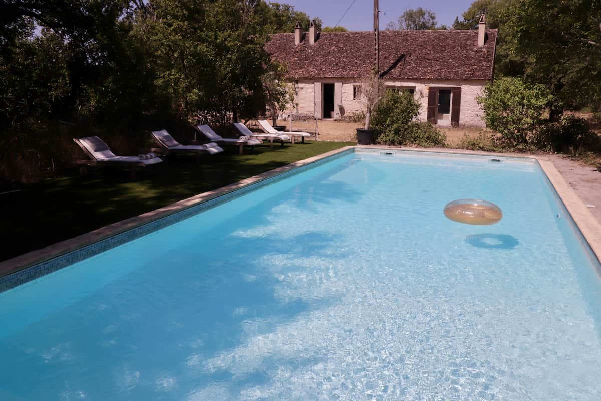 Soft artificial grass under foot to the west of the pool