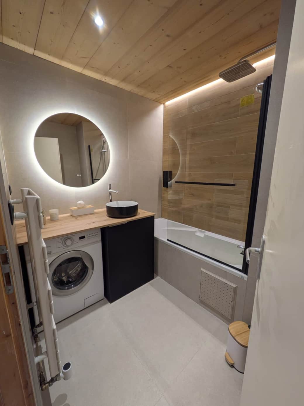 Das Badezimmer mit Waschmaschine Das Badezimmer mit Waschmaschine