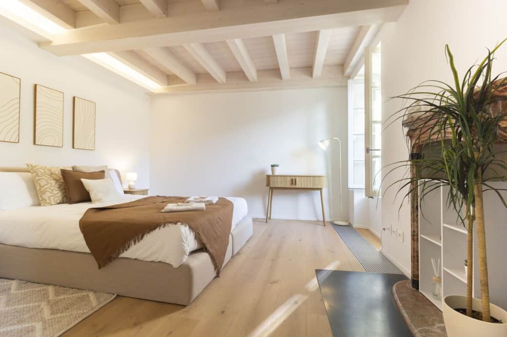 Fantastic and spacious double bedroom with 160x200 bed, private bathroom, lake view and dimmable lights.
Fantastic and spacious double bedroom with 160x200 bed, private bathroom, lake view and dimmable lights.