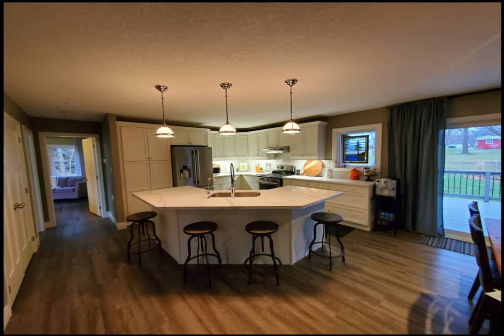 Lower-level seating lounge for groups & long stays Lower-level seating lounge for groups & long stays