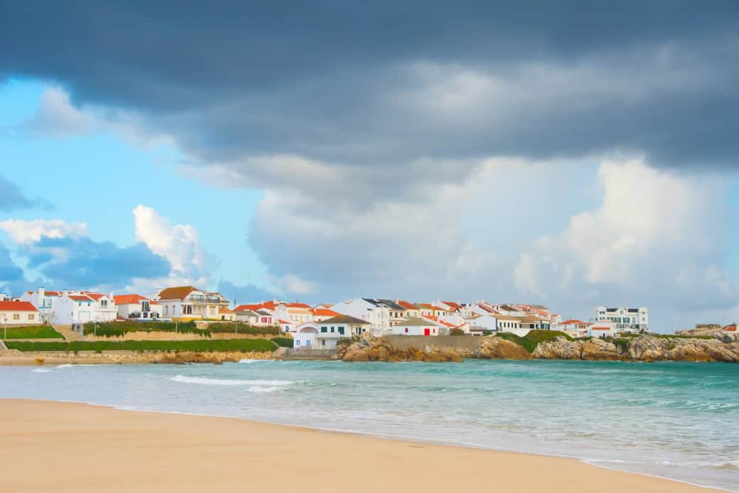 Bright sandy beach  with rolling waves  ideal for surfers of all levels. Perfect spot to unwind, enjoy the ocean breeze, and connect with nature in Baleal.
