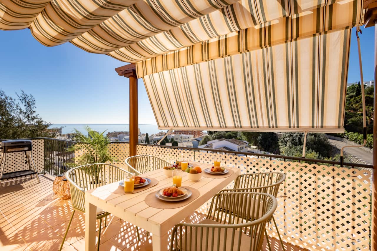 Terrace with retractable awning sea view
