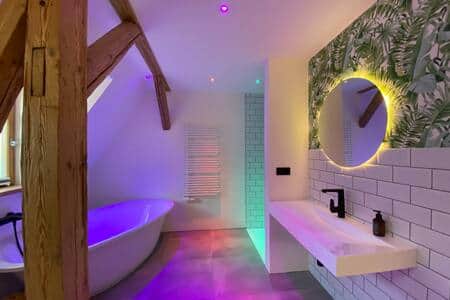 Offener Badbereich mit gemütlichen Ambiente zum Baden