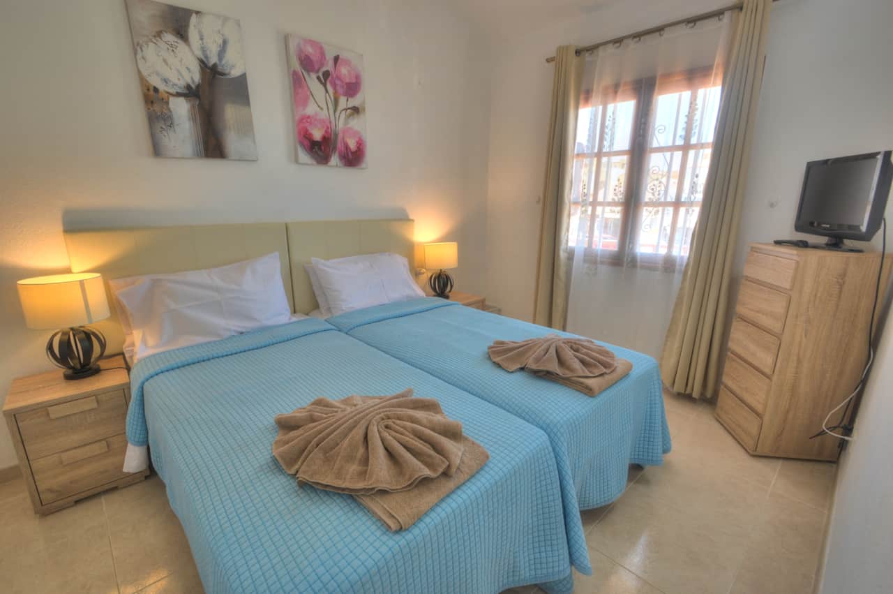 Dormitorio con dos camas individuales.