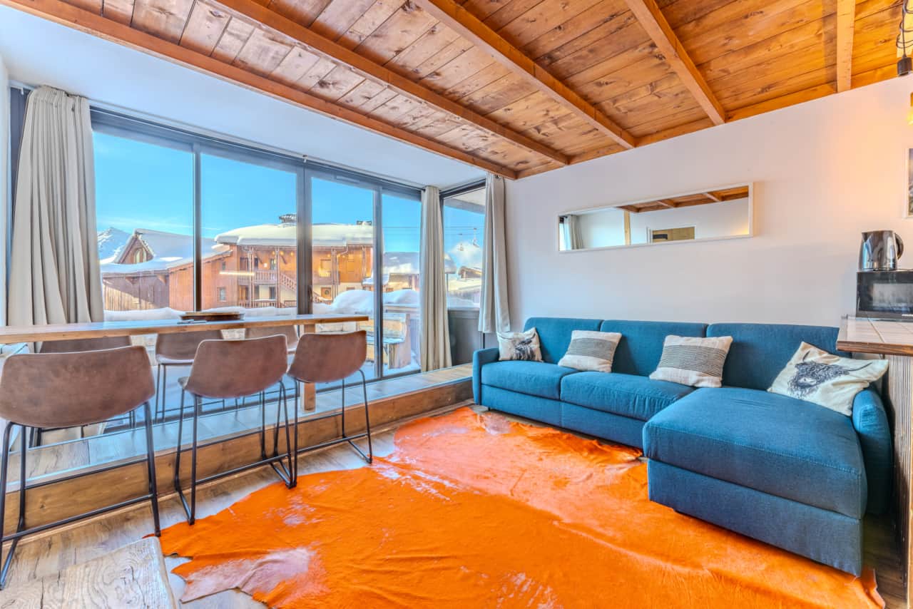 Salon avec baies vitrées et tabourets de bar — Lac Blanc, Val Thorens
