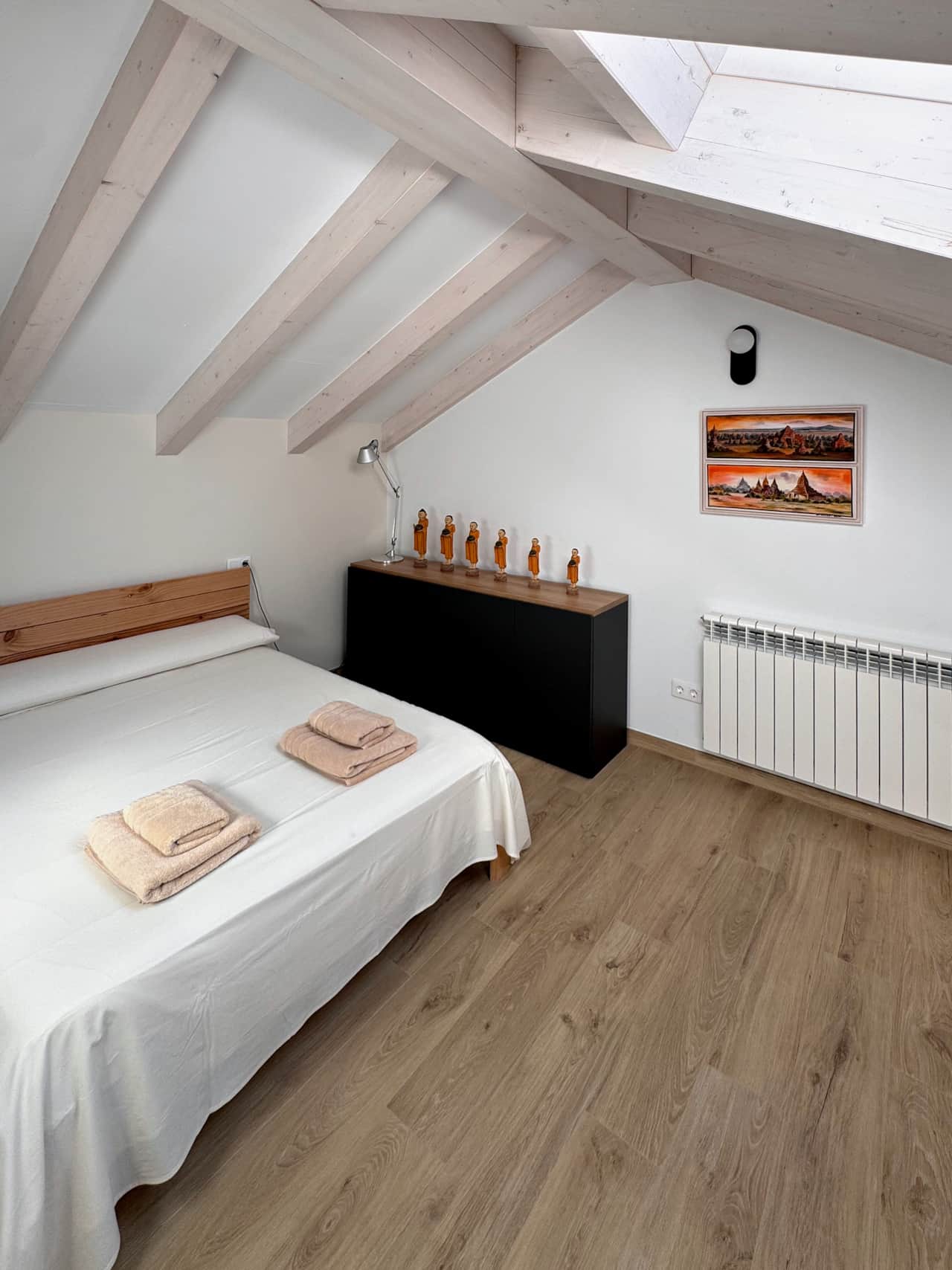 Dormitorio abuhardillado con claraboya