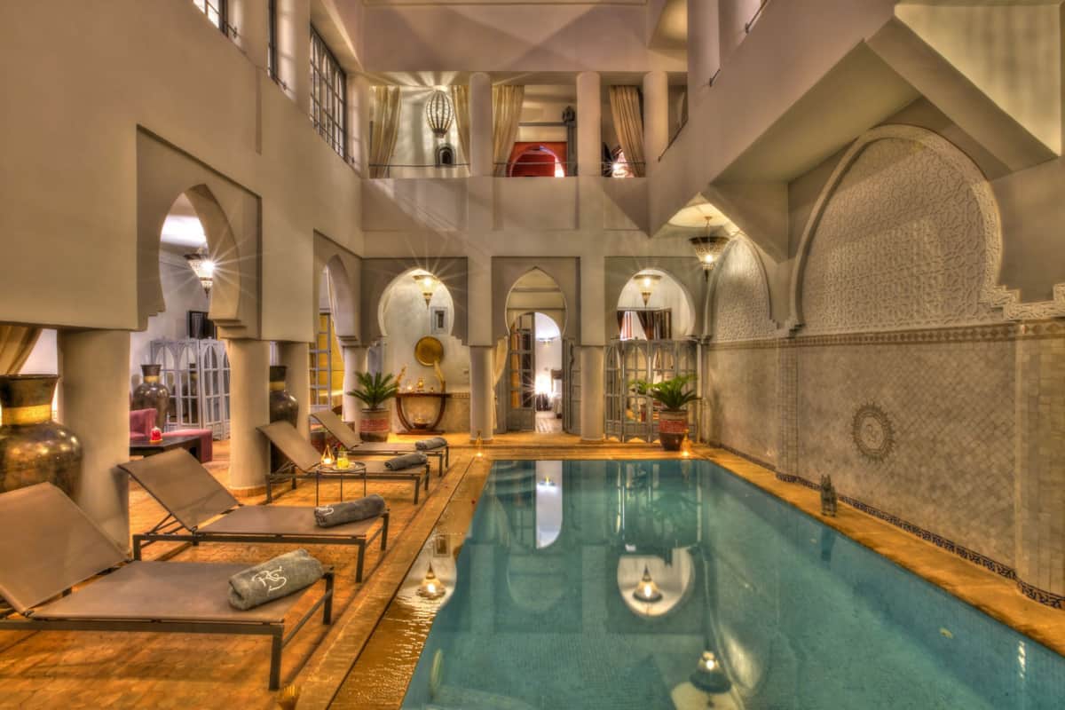 Suite Chocolat aux tons chauds et au tadelakt ciré du Riad Shemsi