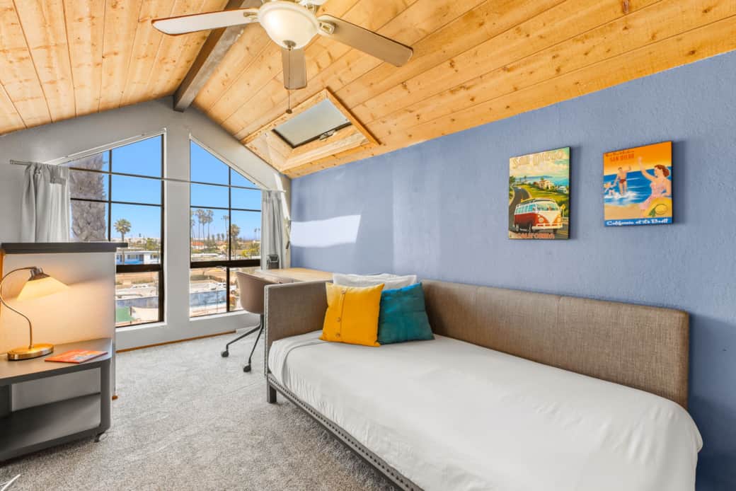 Bonus Area- Work Station and 2 Single Beds - Views Bonus Area- Work Station and 2 Single Beds - Views