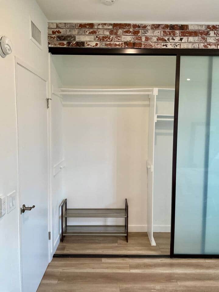  Spacious closet and shoe rack