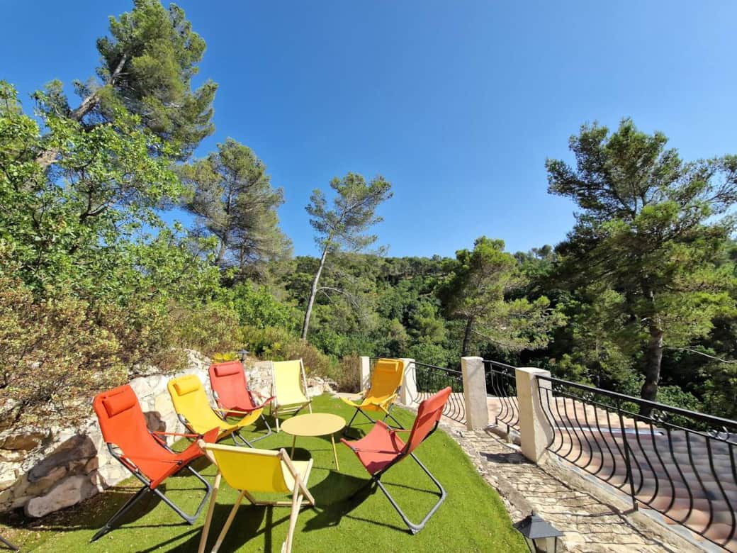 Patio, chaises longues, table