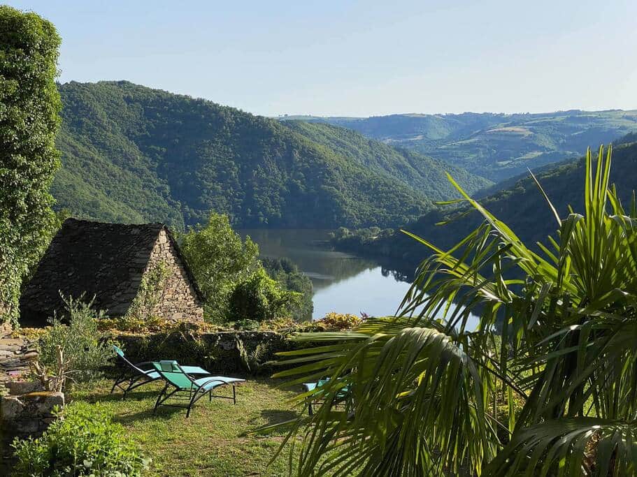 Jardin avec chaises longues