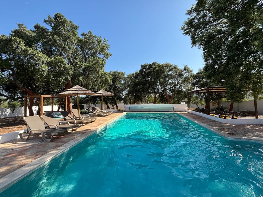 Piscina privada para relaxar sob os sobreiros