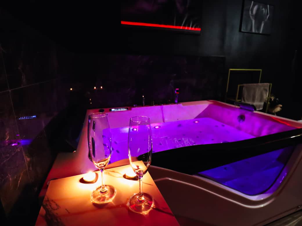 Suite romantique couple eclairage tamise