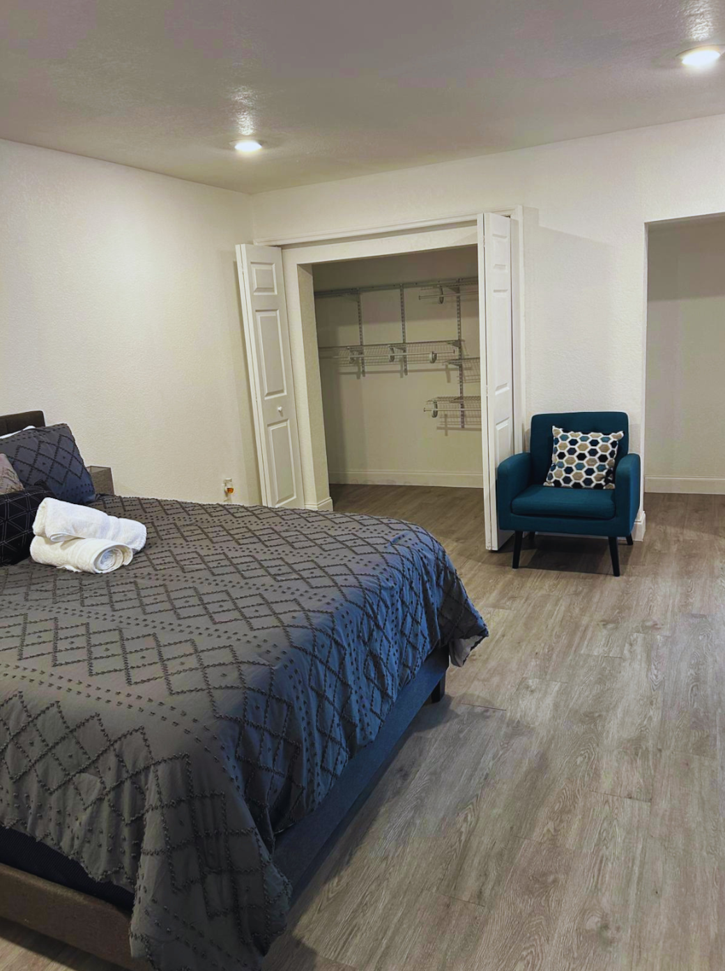 Queen bed, premium linens, equipped kitchen, and workspace for your comfort. Lakeland, FL