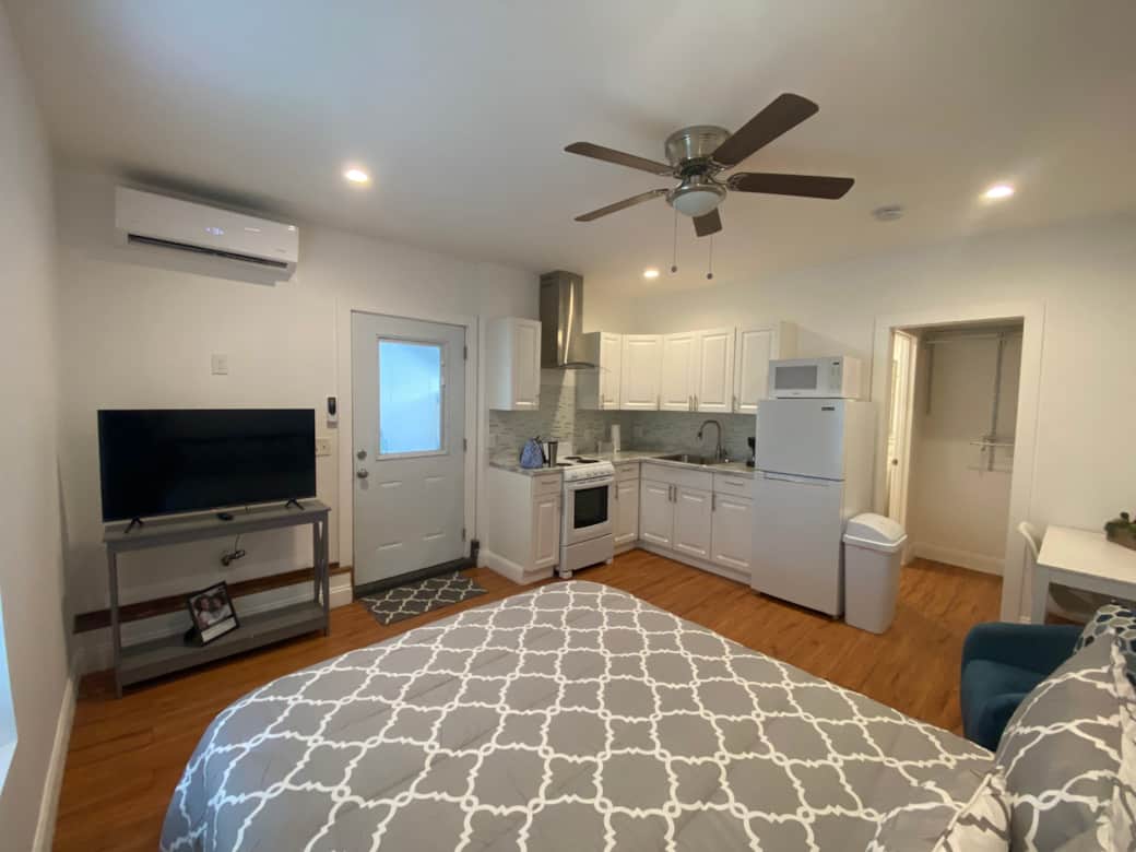 Fully furnished modern studio located in Lakeland, FL