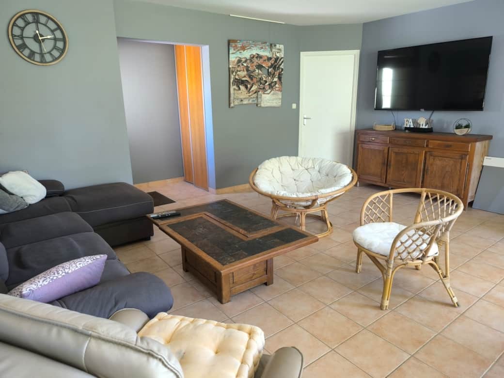 [Location vacances] [Le May-sur-Evre]. [Proche Puy du Fou] / [Cholet]. [Salon] [cosy], [spacieux]. [Canapé], [fauteuils], [TV]. [Détente] [Maine-et-Loire]. [Meublé tourisme].