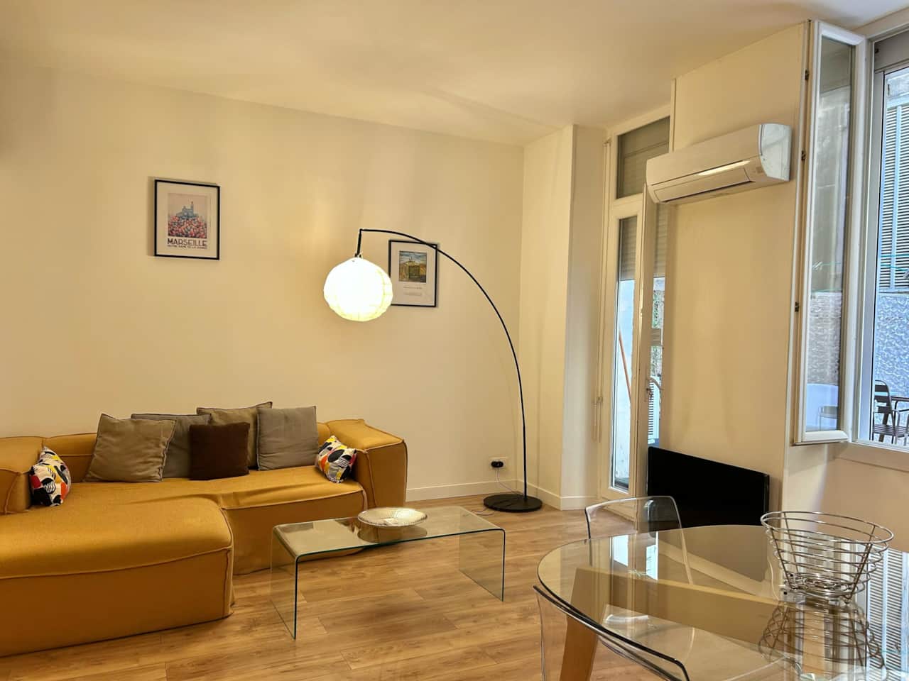 salon, canapé, lampe, coussins, télévision, décoration, table basse, table à manger