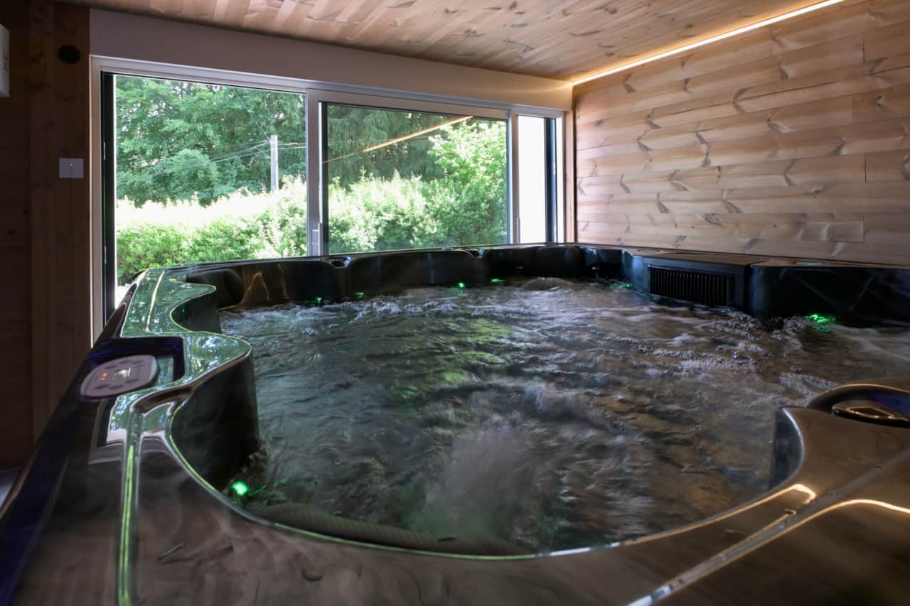 Le jacuzzi face à la nature vosgienne — détente absolue à toute heure.