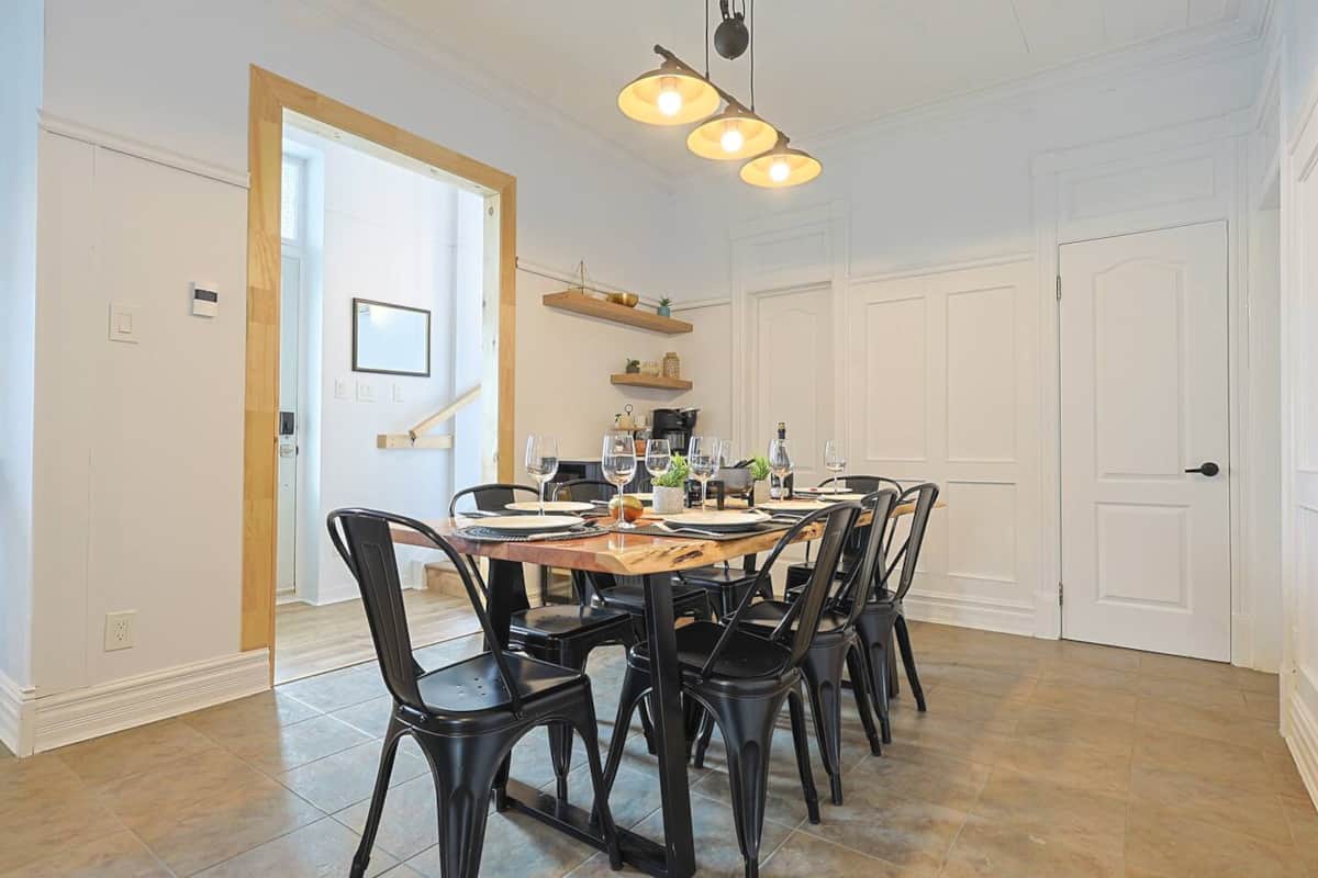 Salle à manger spacieuse et lumineuse, parfaite pour partager un bon repas en famille ou entre amis.