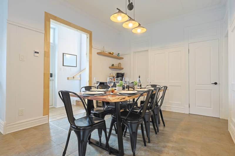 Salle à manger spacieuse et lumineuse, parfaite pour partager un bon repas en famille ou entre amis.