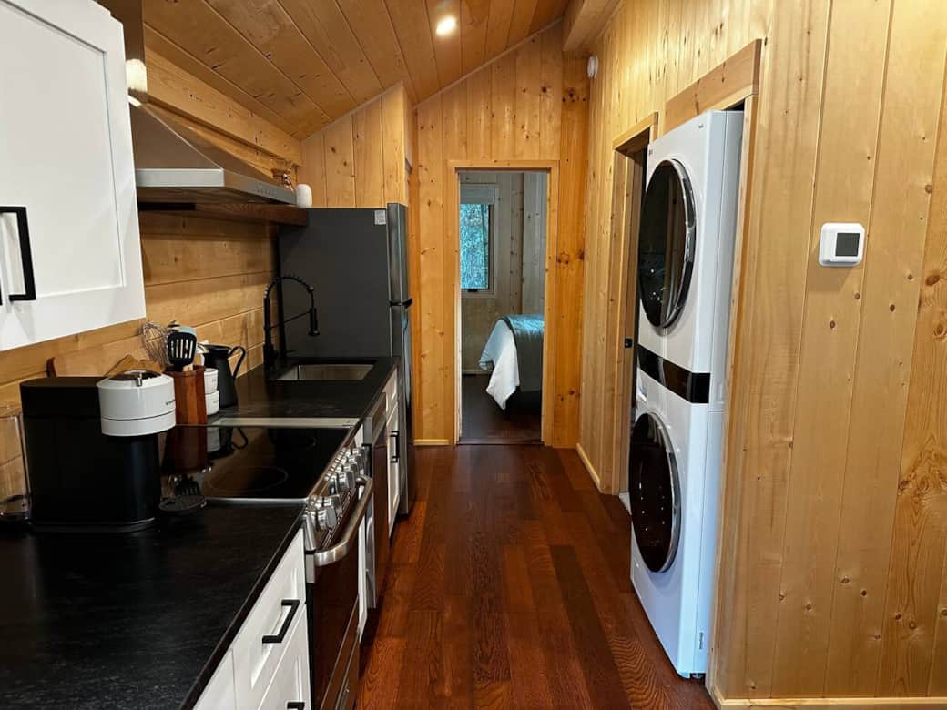 Modern kitchen with full appliances, cookware, and in-unit washer & dryer for extended stays. Modern kitchen with full appliances, cookware, and in-unit washer & dryer for extended stays.