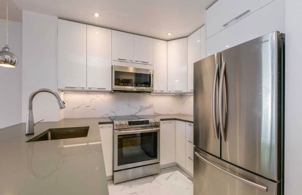 Modern kitchen with breakfast bar seating Modern kitchen with breakfast bar seating
