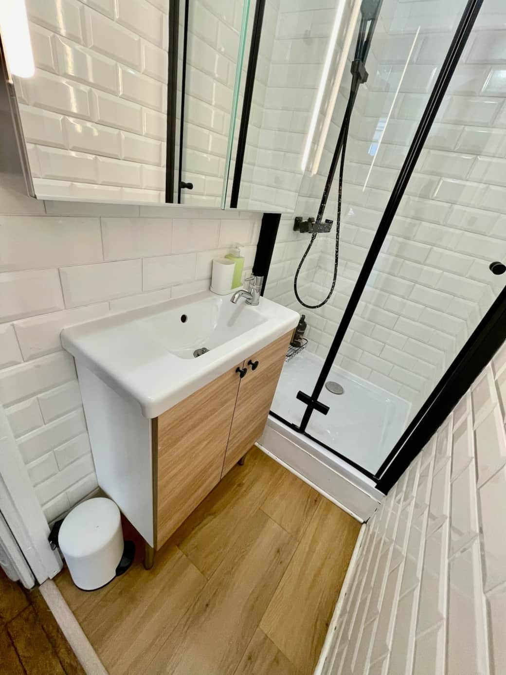 Chaque élément a été soigneusement sélectionné pour optimiser l’espace et offrir une expérience confortable dans un cadre élégant.