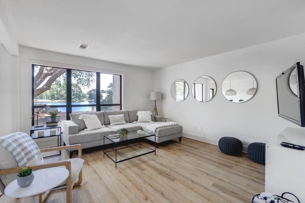 Spacious open floor plan that's great for spreading out while hanging out!