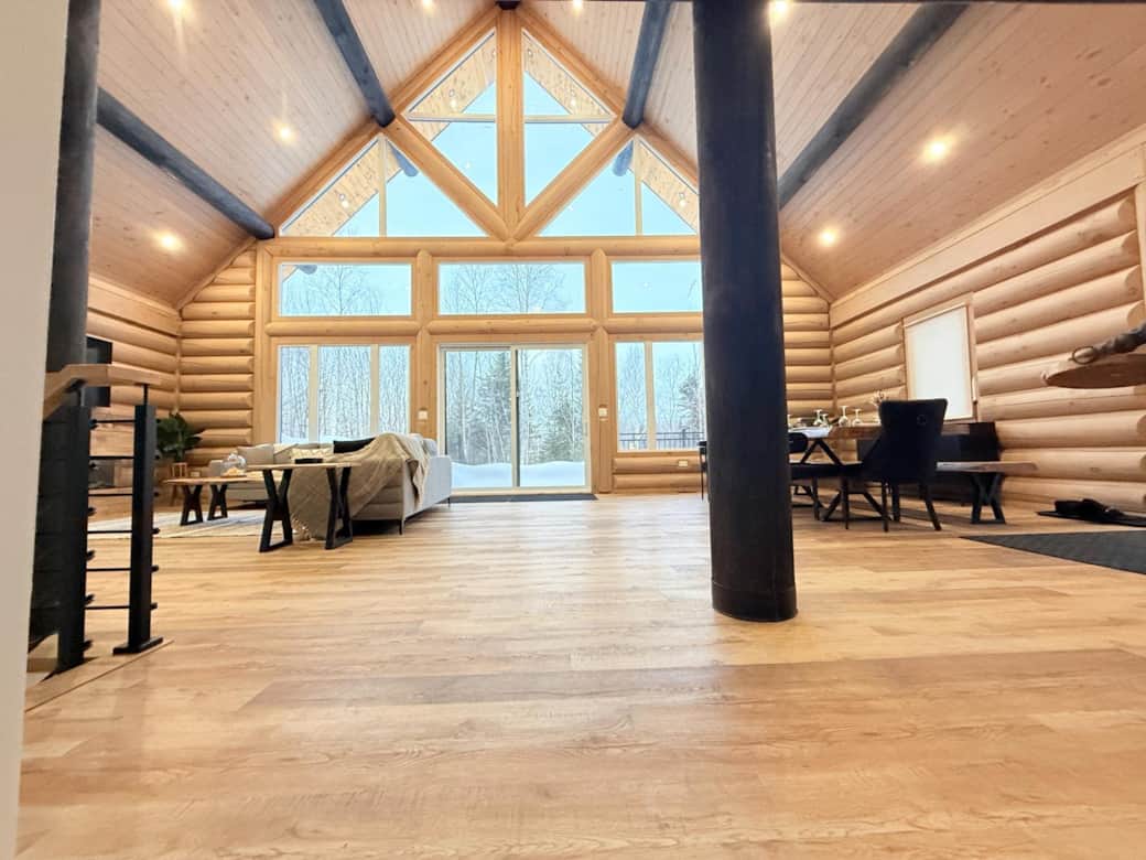 Espace à aire ouverte avec plafond cathédrale et généreuse fenestration