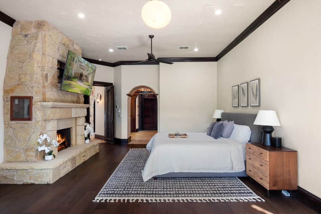 Master Bed - Downstairs