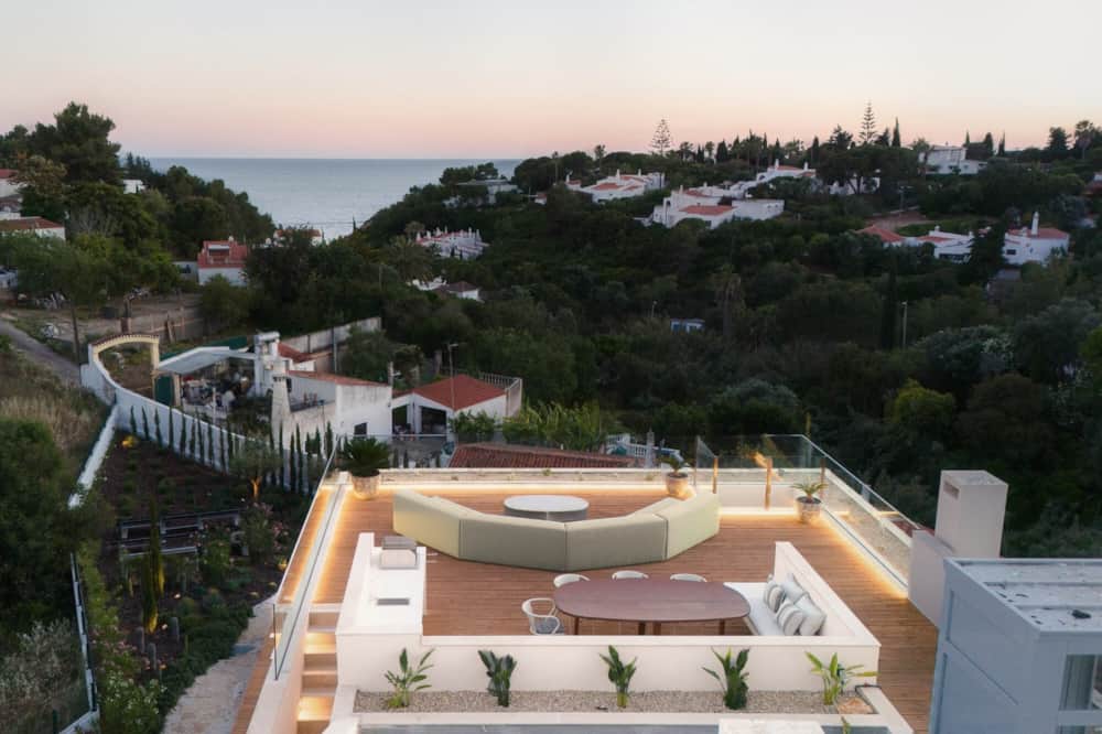 Aerial view of Villa Medusa Paraiso and the Carvoeiro coastline