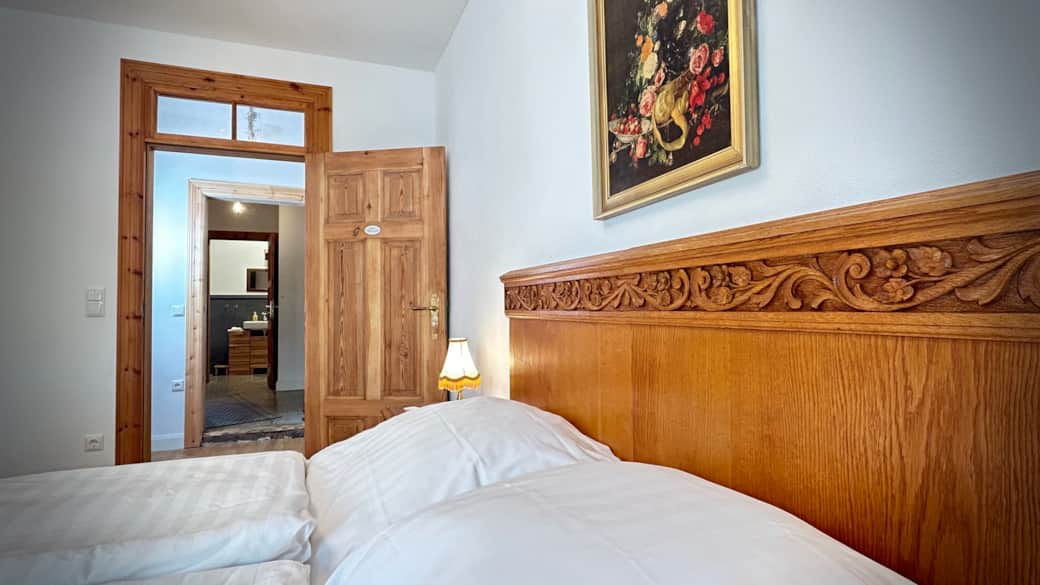 Zimmeransicht mit Blick zum Badezimmer