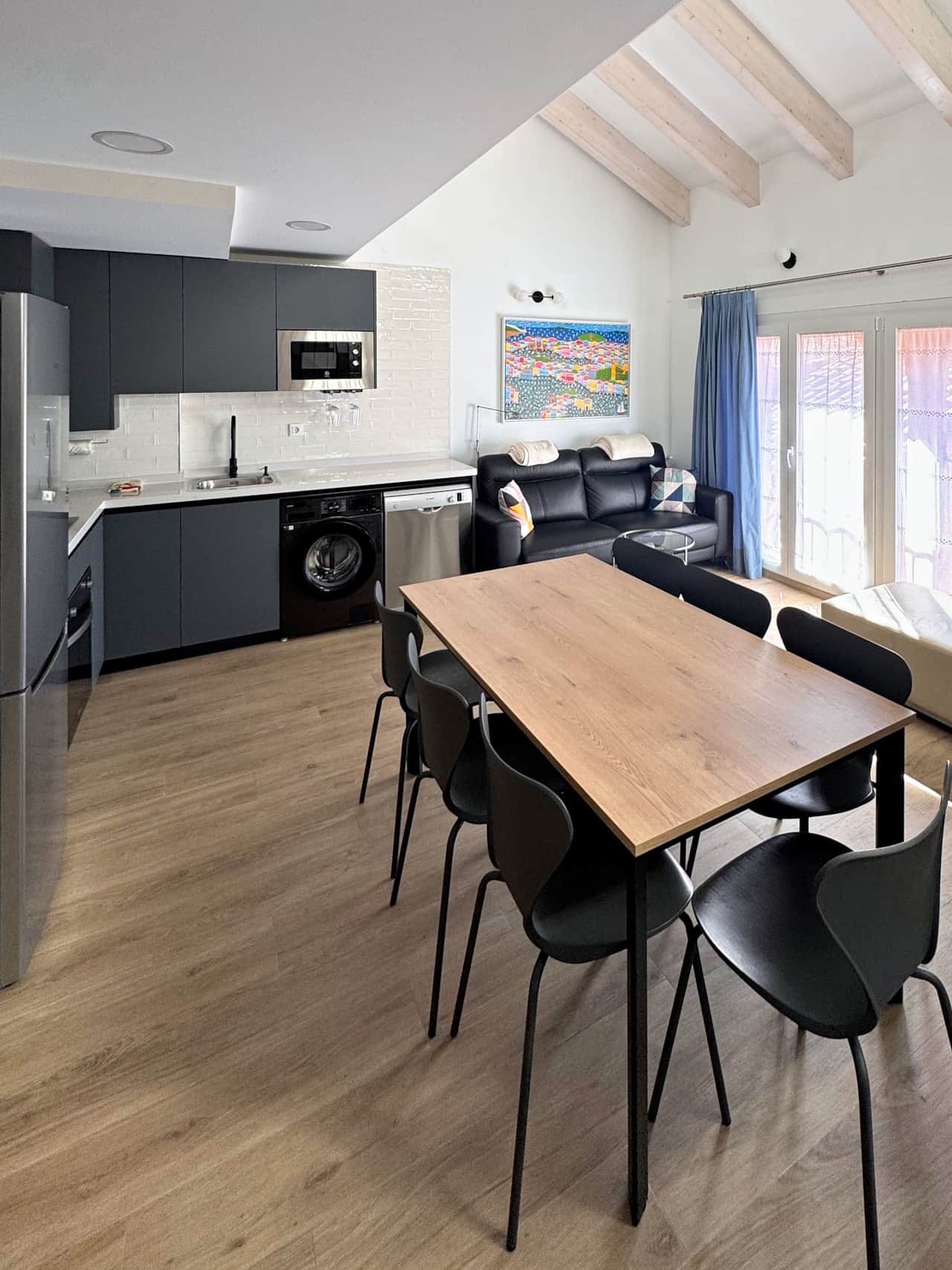 Comedor y cocina bajo las vigas